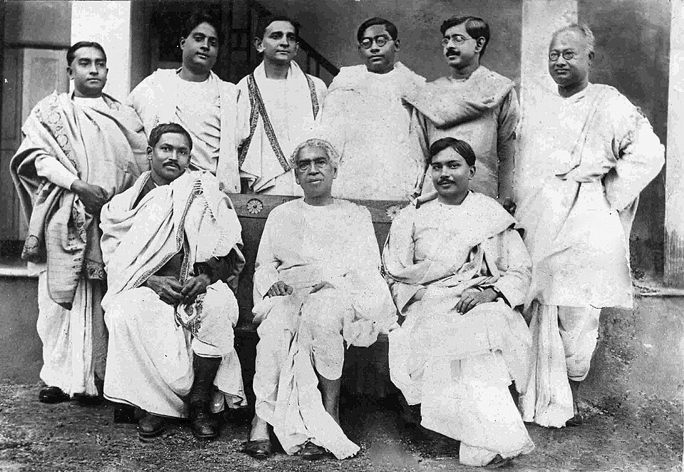 ఇతర శాస్త్రవేత్తలతో బోస్ (నిల్చున్న వారిలో ఎడమ నుండి రెండోవాడు)